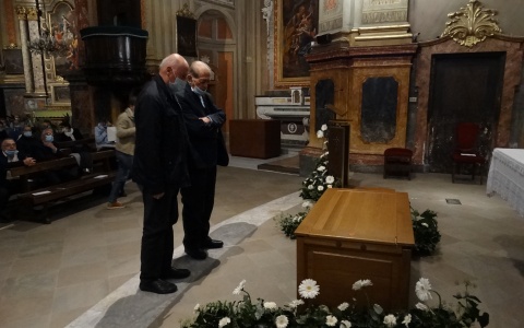 Mons Giuseppe Cavallotto vescovo emerito e don Giovanni Quaranta postulatore sostano in preghiera