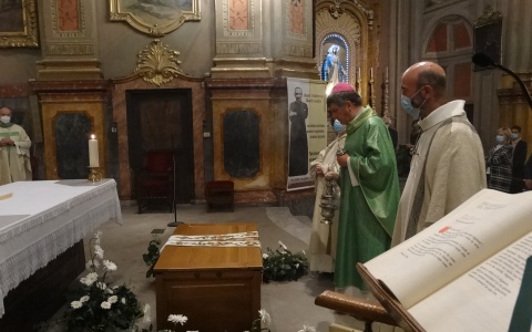 Mons Piero Delbosco vescovo incensa la cassa con i resti mortali